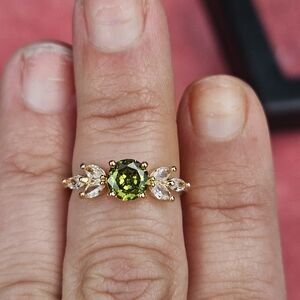 Elegant Gold and Green Gemstone Ring